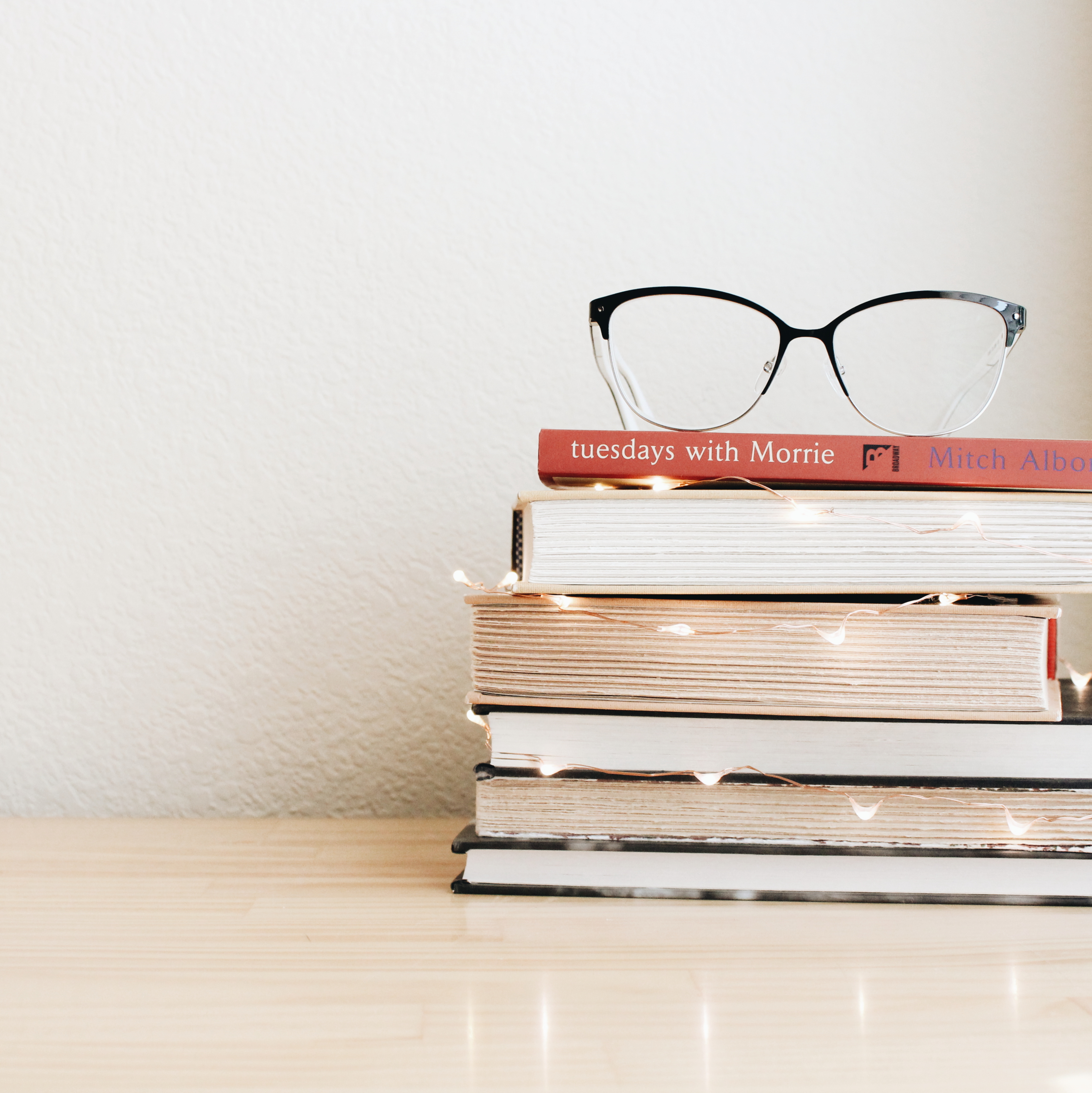 The book is your desk. Книги на Светлом фоне. Стол «книга». Стопка книг. Книжная Эстетика.