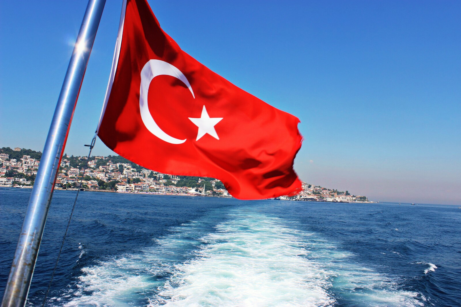 турецкий флаг на фоне моря