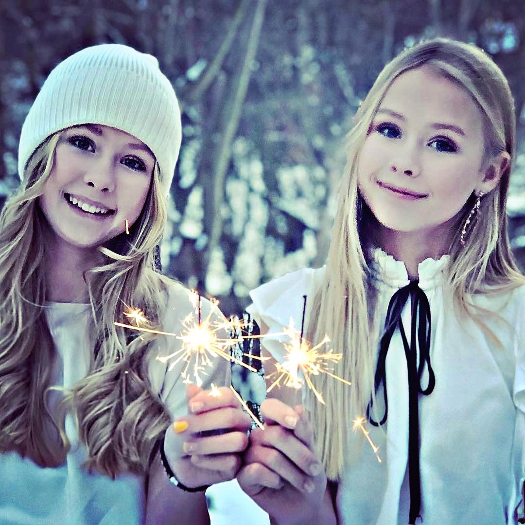 Сестра года. Liza and elle на зимнем фоне. Twins sisters hand compare.