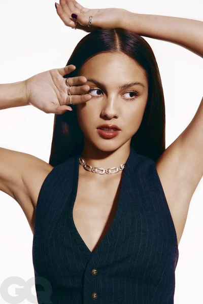 #oliviarodrigo #gq #gqmagazine #photoshoot #magazine #fashion #jewlery #fashiongirl #fashionpose #buisnesswoman #gorgeous #beautiful #stunning #pinstripe #straighthair 🦓 #freetoedit