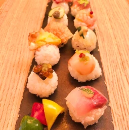 sushi japanesefood food fish temarizushi 寿司 pcaroundthedinnertable aroundthedinnertable